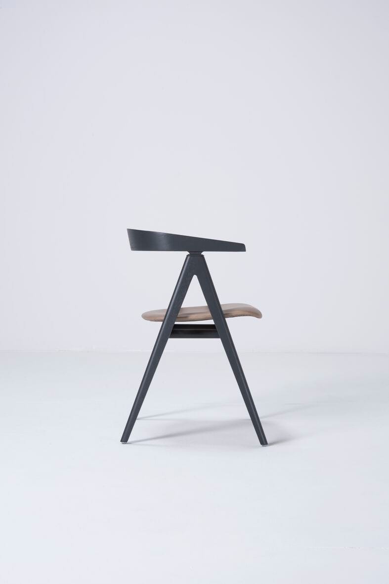 Кожаный мягкий стул с подлокотниками с открытой спинкой Gazzda Ava ARCH-00002615 - Вид №1