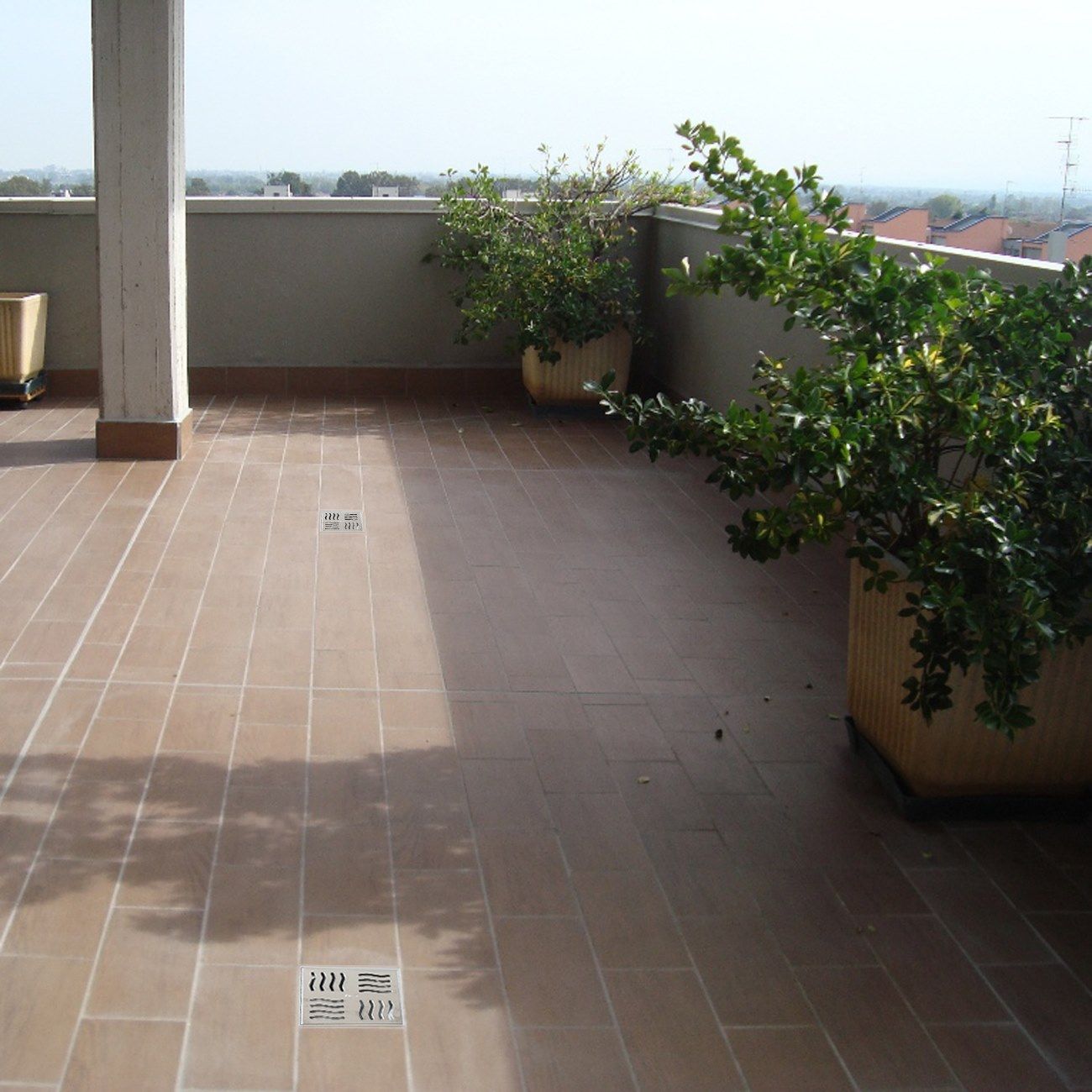 Крышка люка из АБС-пластика с решеткой из нержавеющей стали и поворотным горизонтальным выхлопом First Corporation First Plast ARCH-00054706 - Вид №2