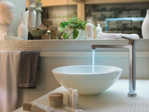 Однорычажный смеситель для раковины с автоматическим сливом