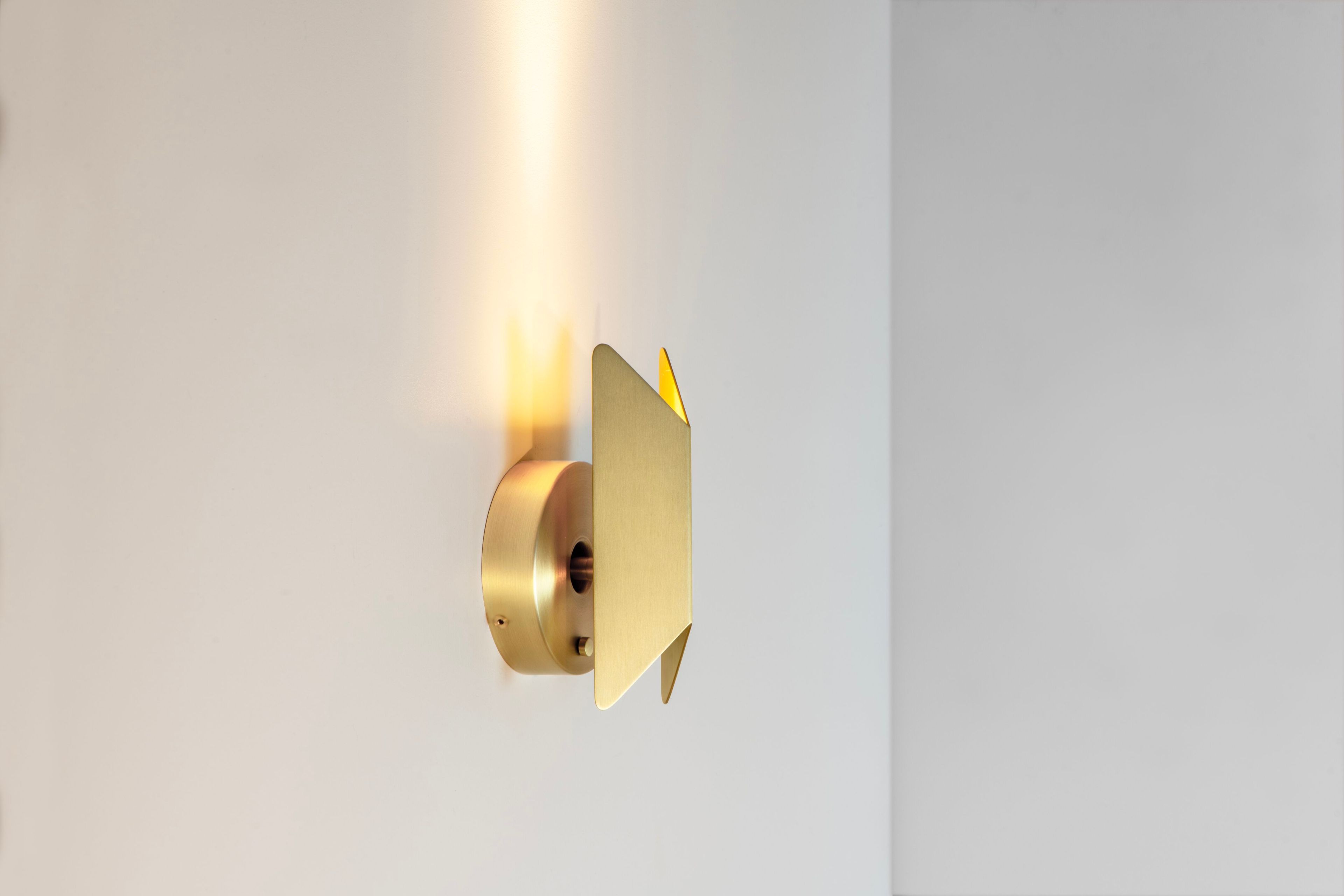 Латунный светодиодный настенный светильник CVL Luminaires Pirouette ARCH-00056924 - Вид №3