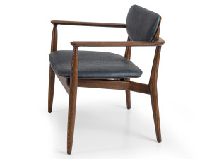 Кожаное кресло с подлокотниками