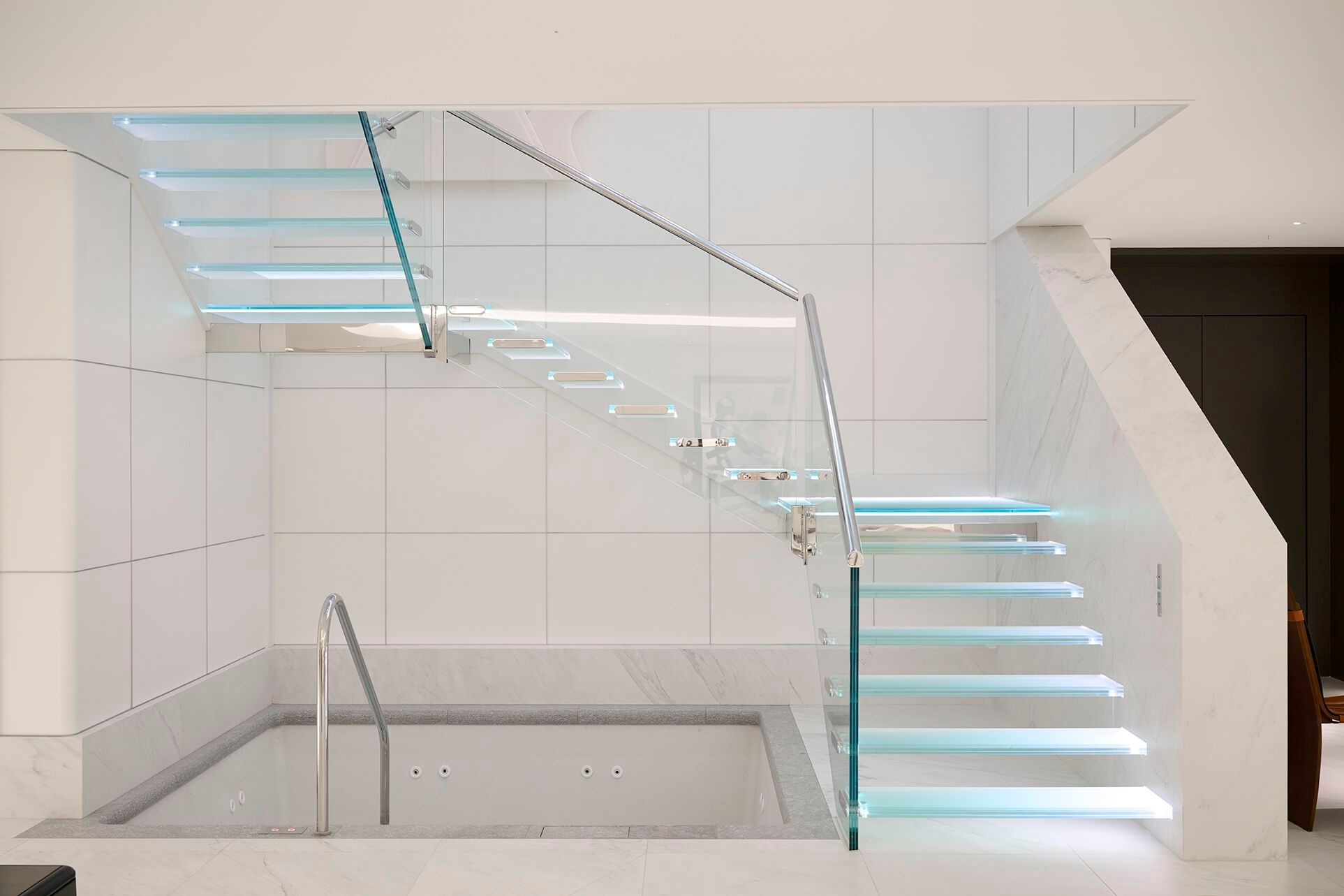 Стеклянная лестница со светодиодной подсветкой Siller Treppen Mistral ARCH-00150550 - Вид №4