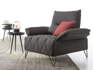 Тканевое кресло с подлокотниками