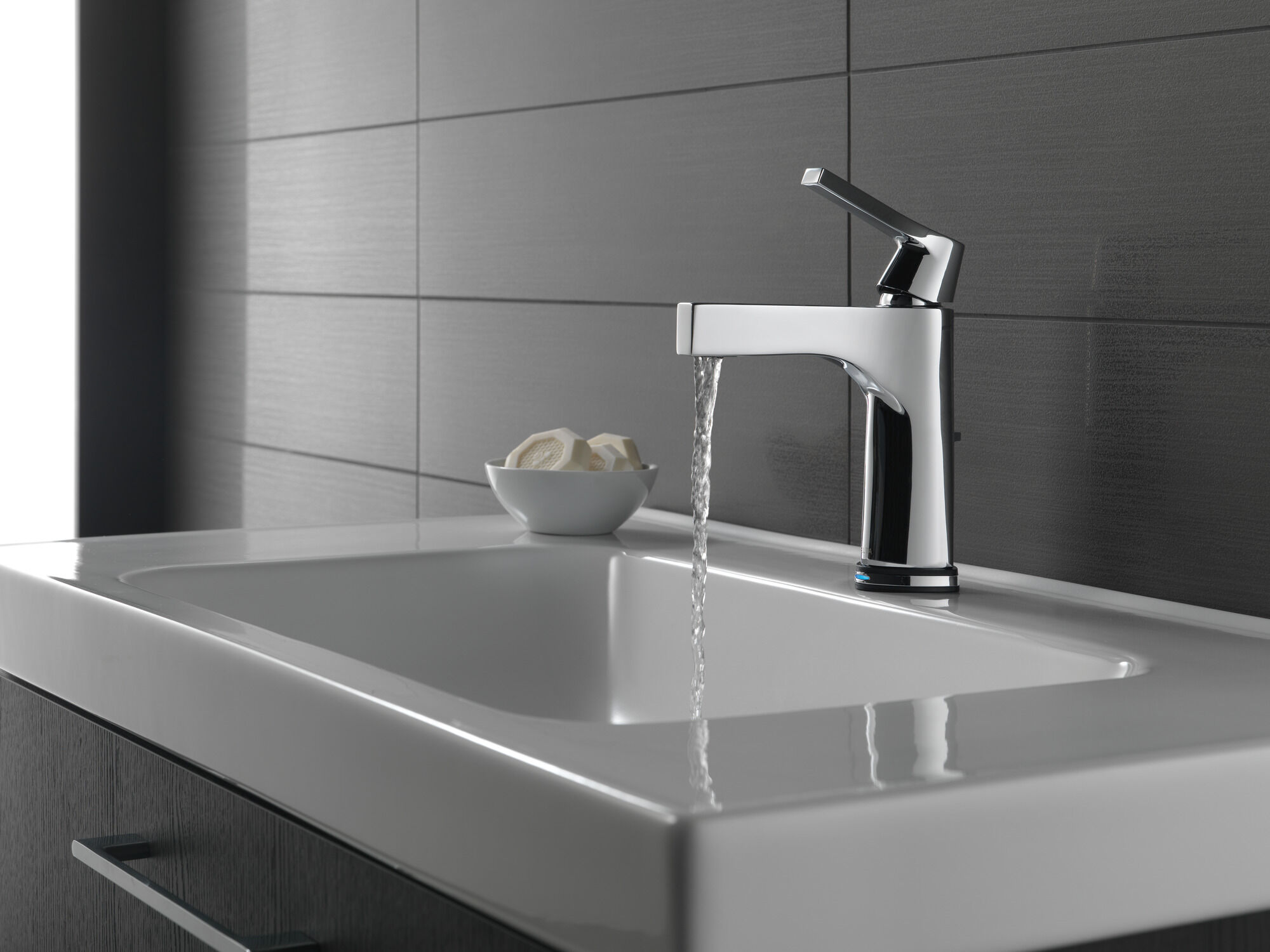 574T-PN-DST Смеситель для ванной с одной ручкой с технологией Touch2O.xt® Delta Faucet Zura Полированный никель  - Вид №2