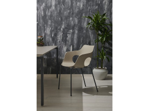 Стул с подлокотниками