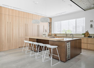 Угловая кухня с двойным островом