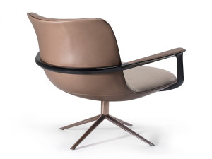 Кожаное кресло с подлокотниками