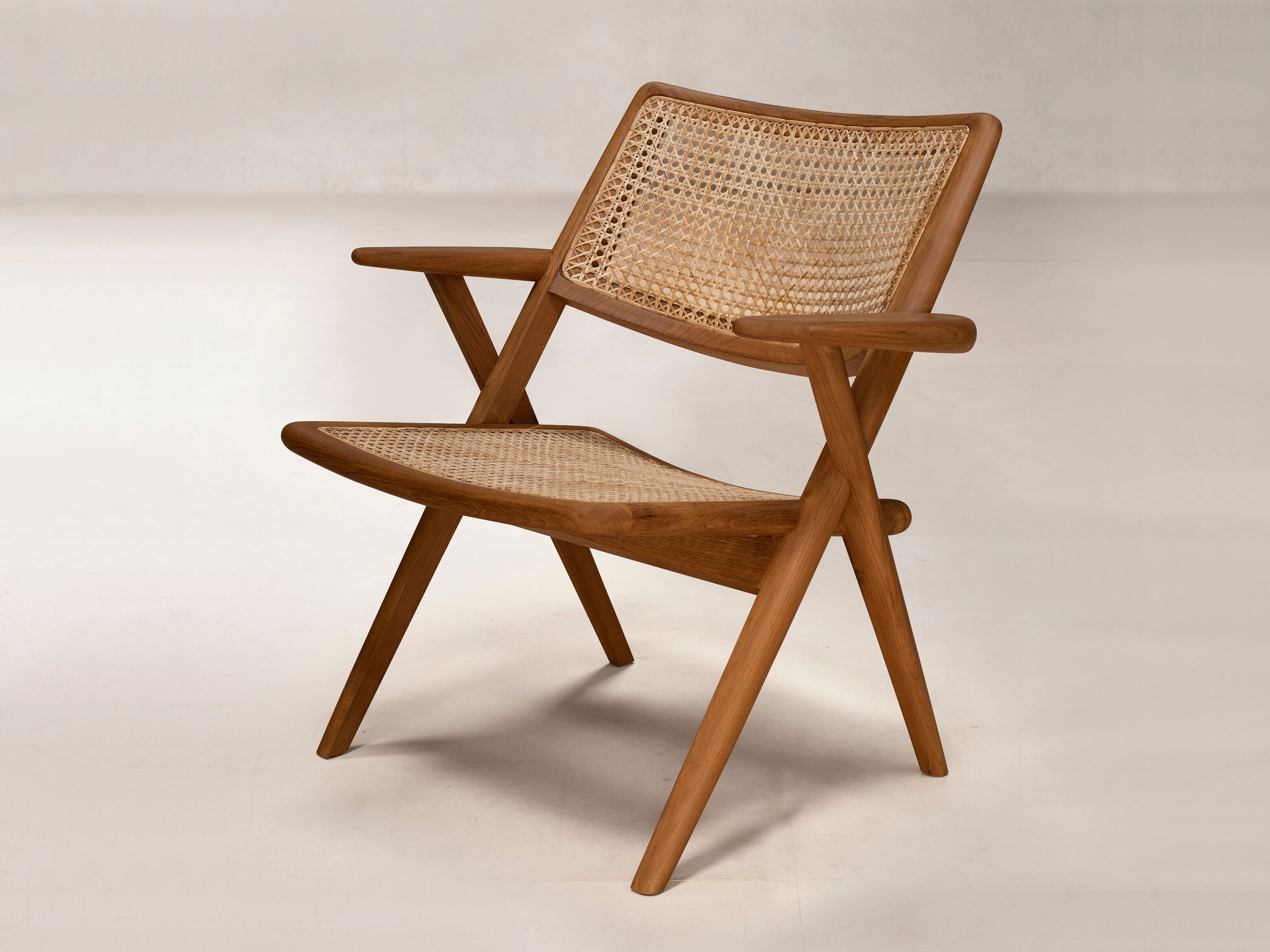 Стул из тикового дерева с подлокотниками Phantom Hands Muṅgāru ARCH-00003923