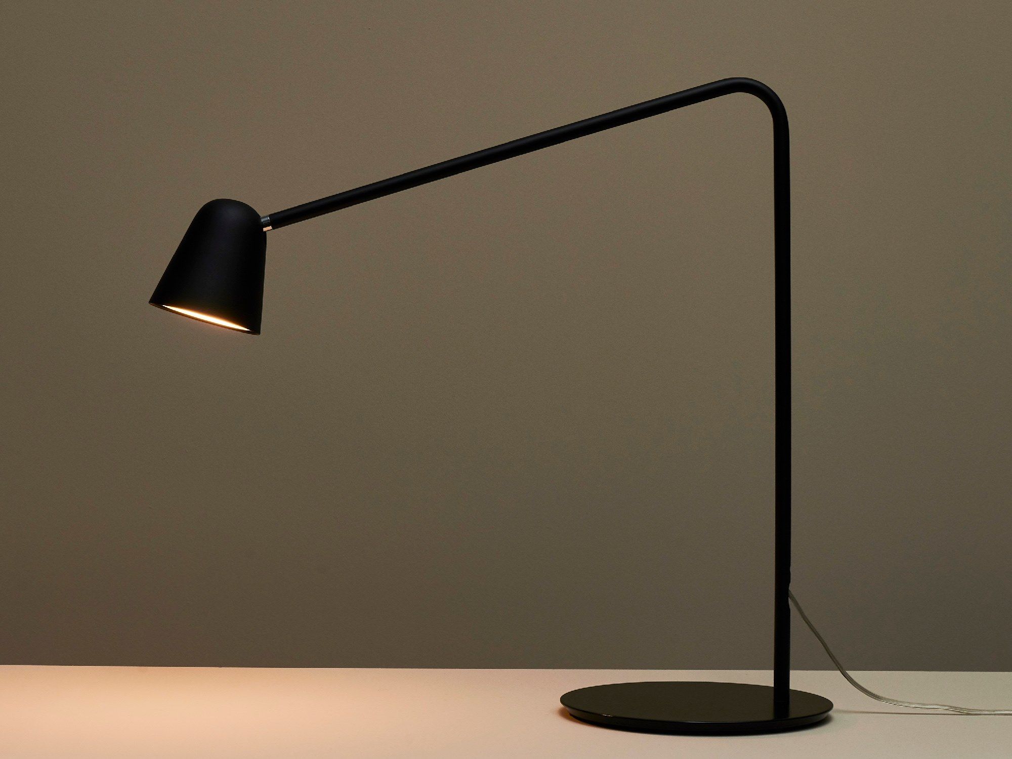 Стальная регулируемая светодиодная настольная лампа Formagenda Chaplin ARCH-00064240 - Вид №5