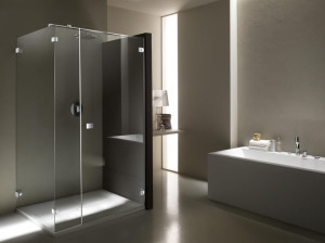 Угловая душевая кабина из закаленного стекла с распашной дверью