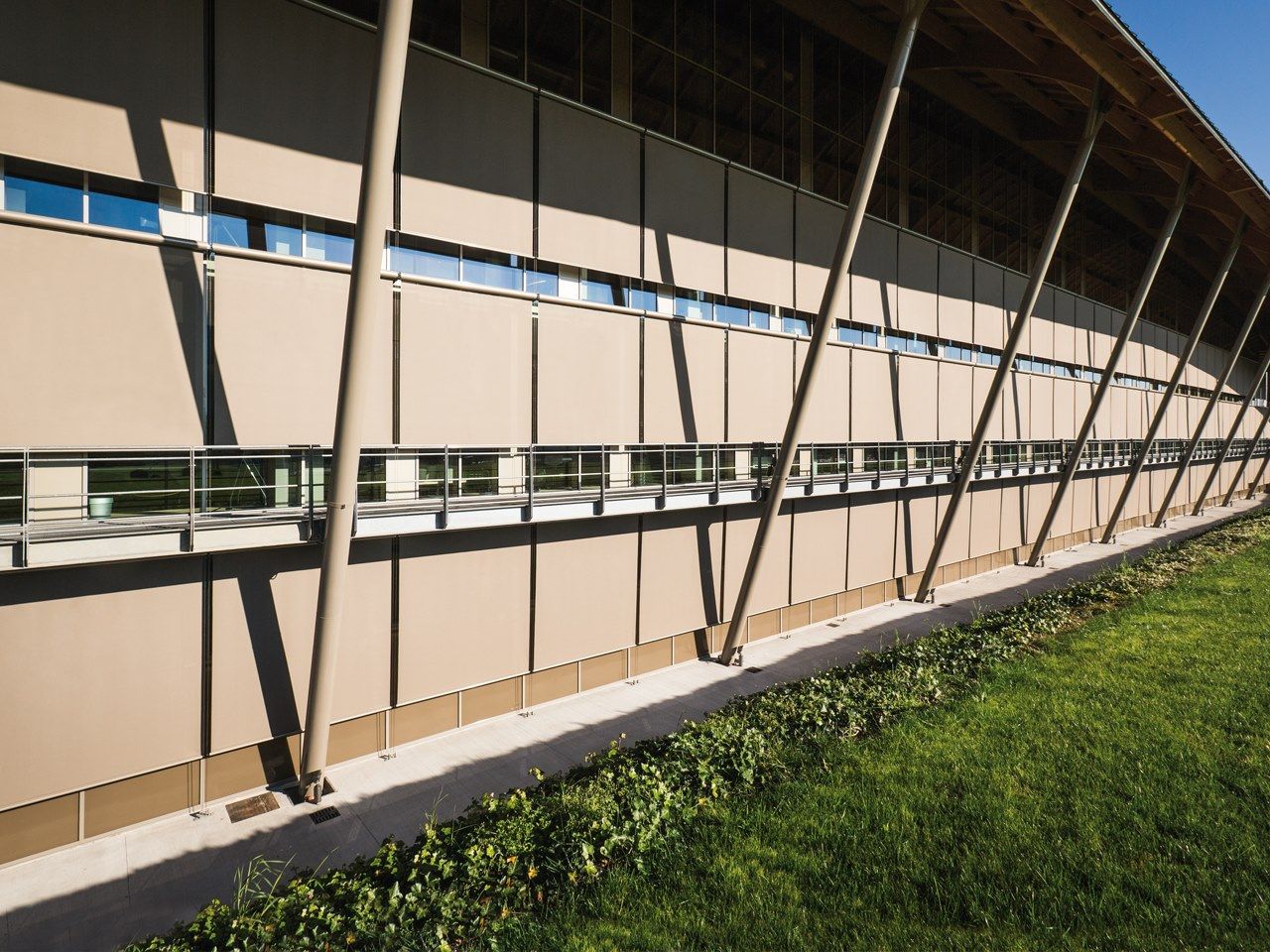 Моторизованный навес с боковыми направляющими RESSTENDE фасадные шторы ARCH-00081912