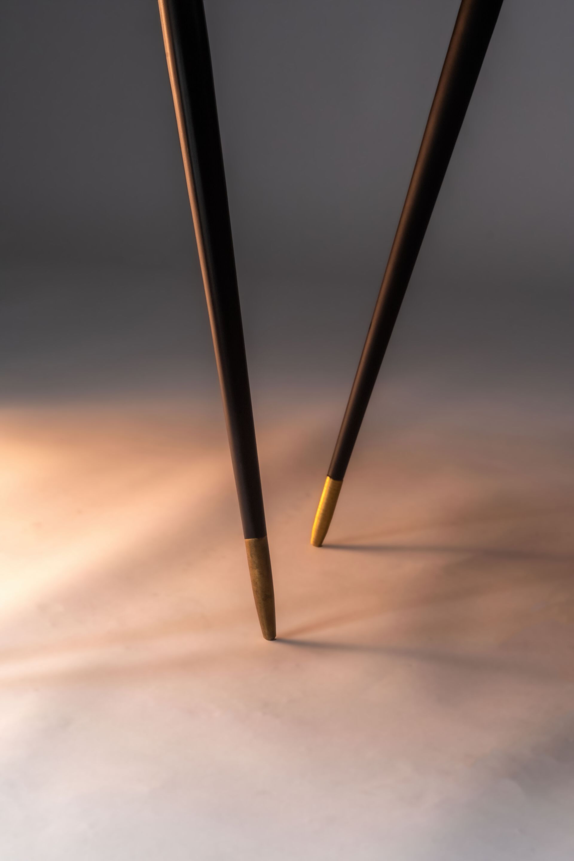 Журнальный столик из ламинированного стекла с полированным латунным профилем Jover+Valls Antique Boutique-Twist ARCH-00039988 - Вид №21