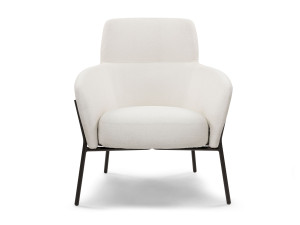 Деревянное кресло с подлокотниками