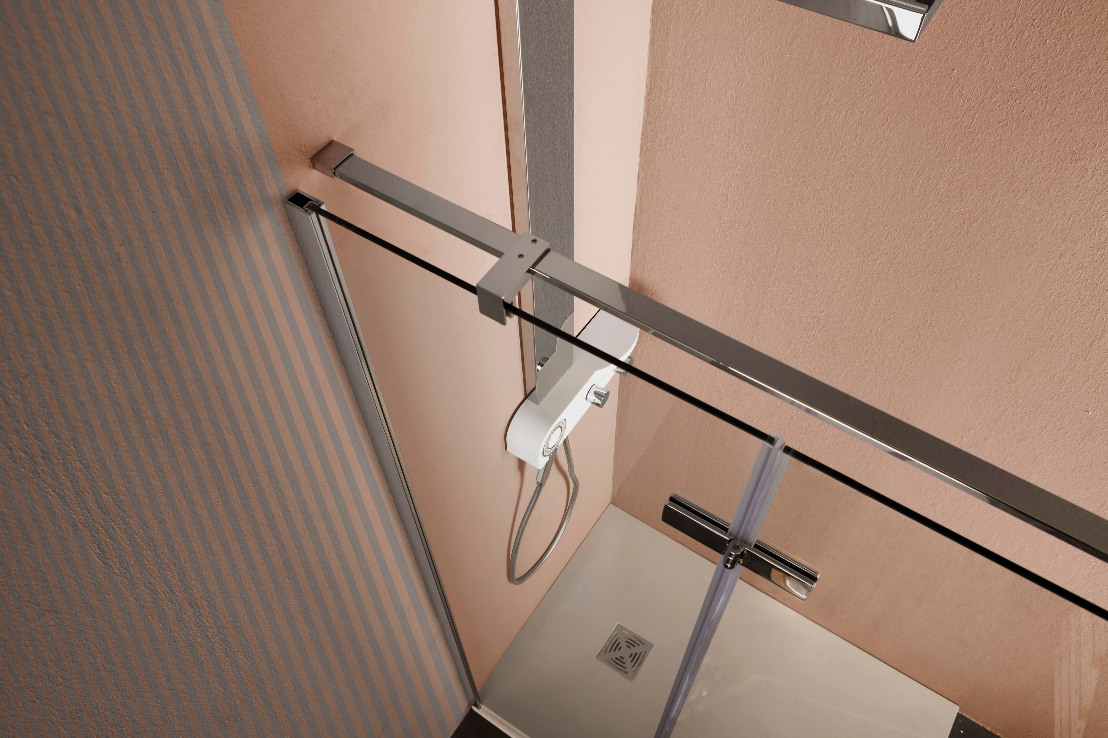 Алюминиевая и стеклянная нишевая душевая кабина с распашной дверью TAMANACO 8MILL ARCH-00025394 - Вид №1