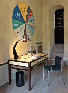 Алюминиевый мягкий стул с подлокотниками