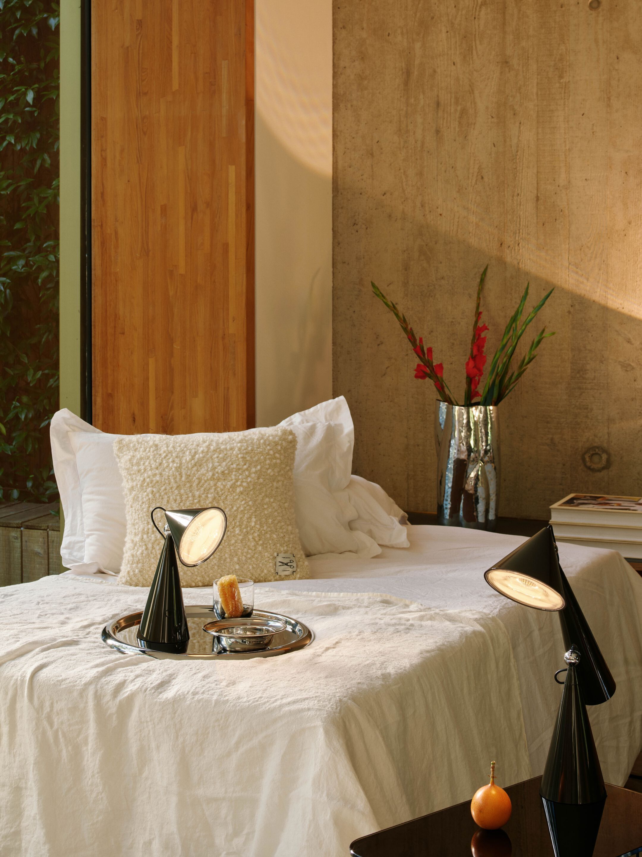 Светодиодная настольная лампа с батарейным питанием Tom Dixon поза ARCH-00060610 - Вид №15