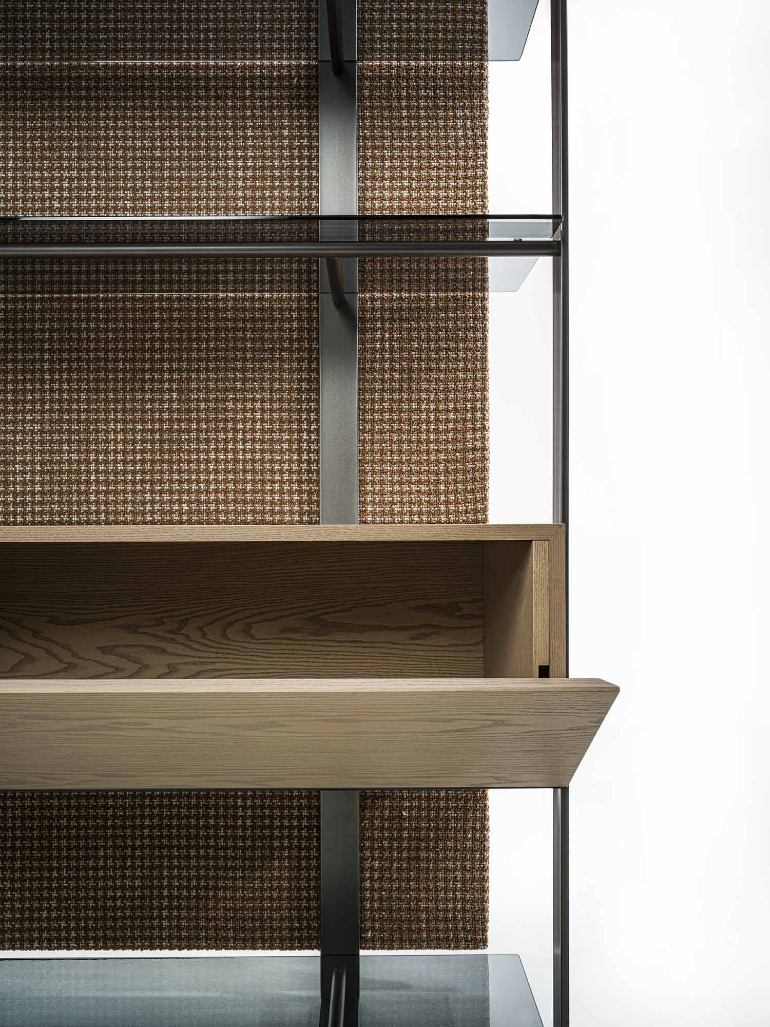 Металлический книжный шкаф со стеклянными полками и текстильной спинкой Frigerio UNIQUE ARCH-00066188 - Вид №3