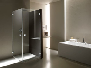 Угловая душевая кабина из закаленного стекла с распашной дверью