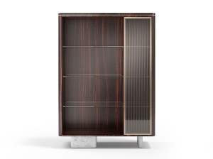 Деревянный и стеклянный шкаф с распашными дверцами