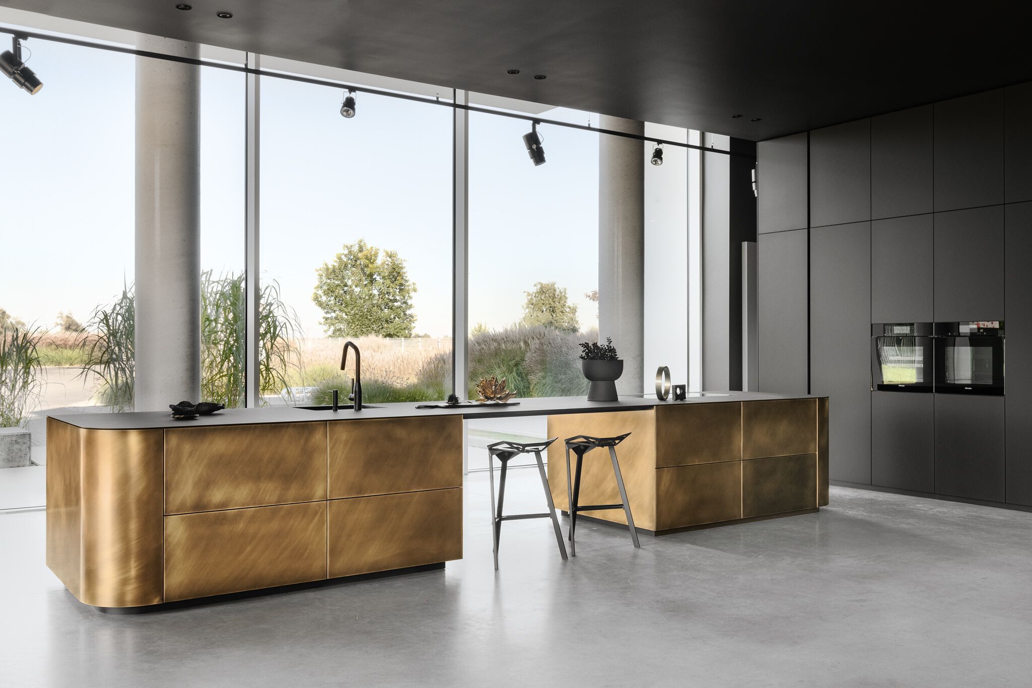 Кухня из матовой латуни без ручек с островом Zajc MET ARCH-00102321 - Вид №2