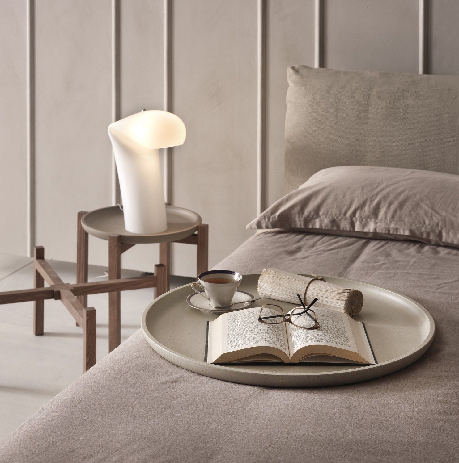 Деревянный круглый журнальный столик с подносом Pacini & Cappellini GONG ARCH-00118645 - Вид №1