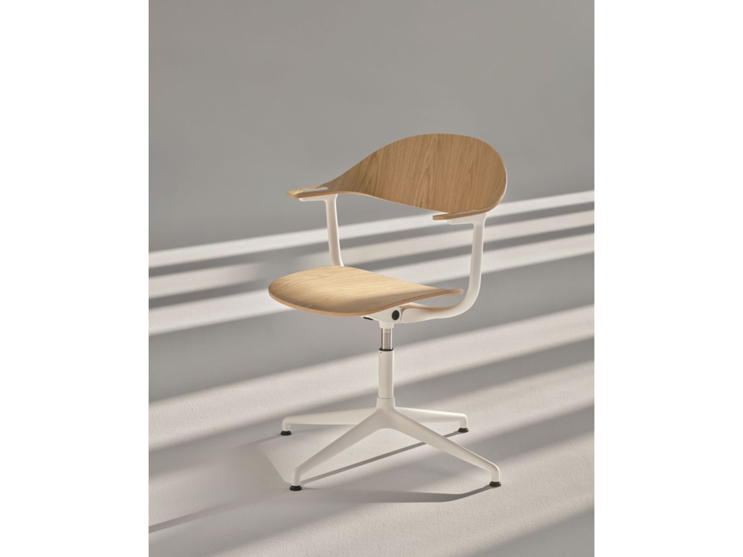 Деревянный стул с четырьмя спицами In Stock Vitra ARCH-00097827 - Вид №1