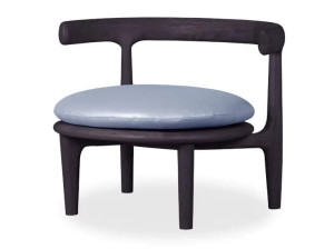 Кресло из массива дерева с мягким сиденьем