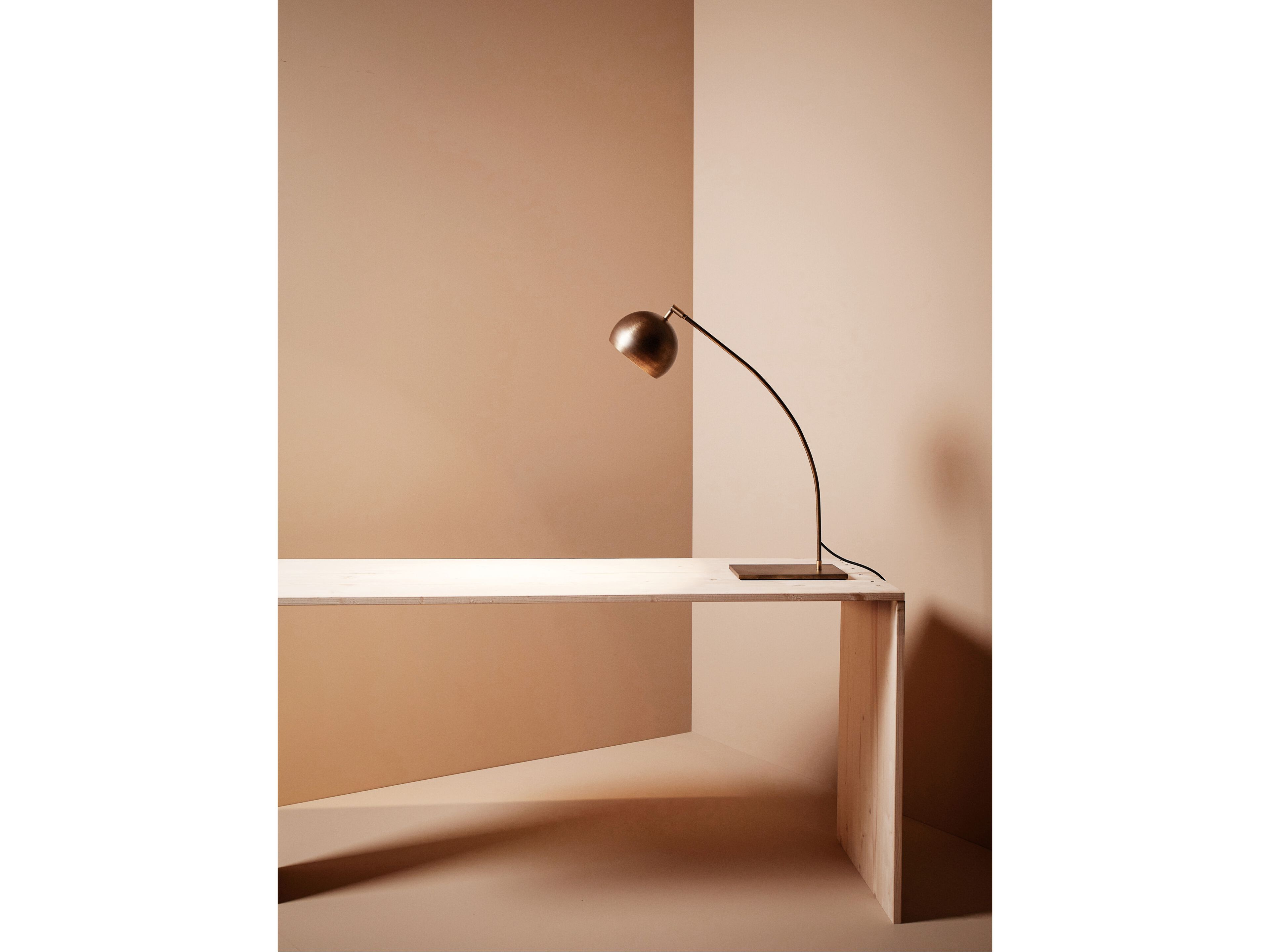 Светодиодная настольная лампа с регулируемой яркостью Renzo Serafini ARCO BRASS ARCH-00078949 - Вид №1