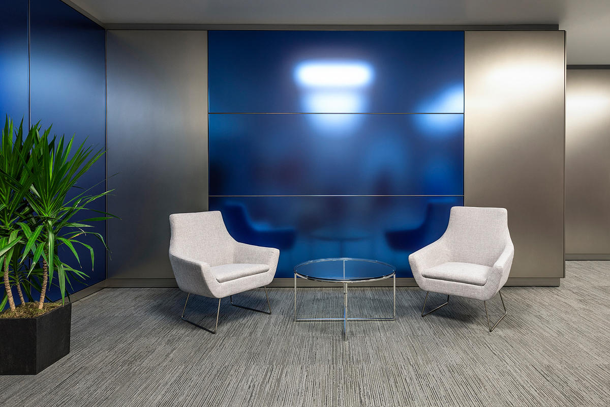 FSRT637 Система облицовки стен Levelr с панелями из вивихромового хромового стекла в отражающей конфигурации с индивидуальной цветовой прослойкой и опалексной отделкой, индивидуальной графикой туалета с индивидуальной подсветкой световой панели и настраив Forms-surfaces  - Вид №16