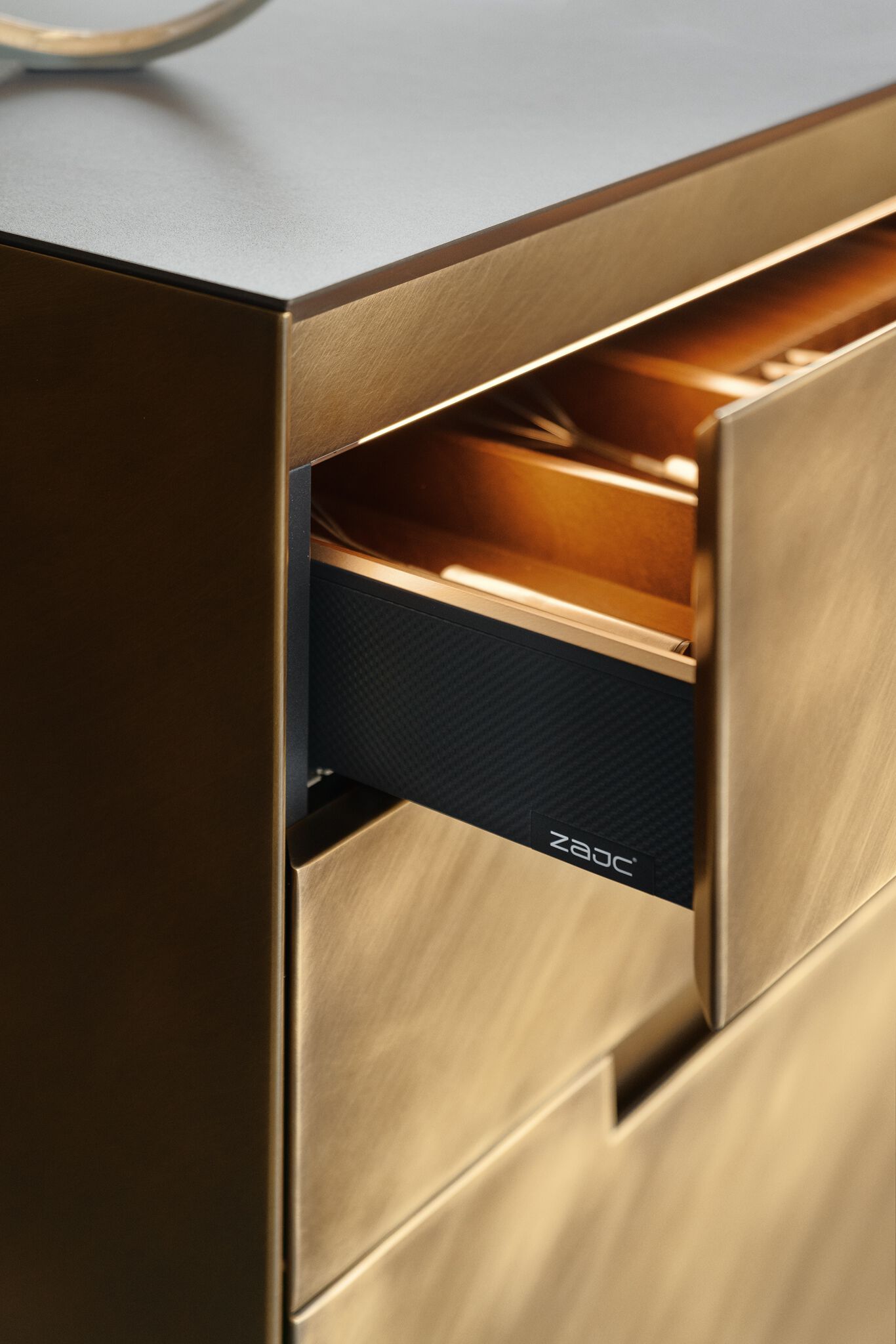 Кухня из матовой латуни без ручек с островом Zajc MET ARCH-00102321 - Вид №4