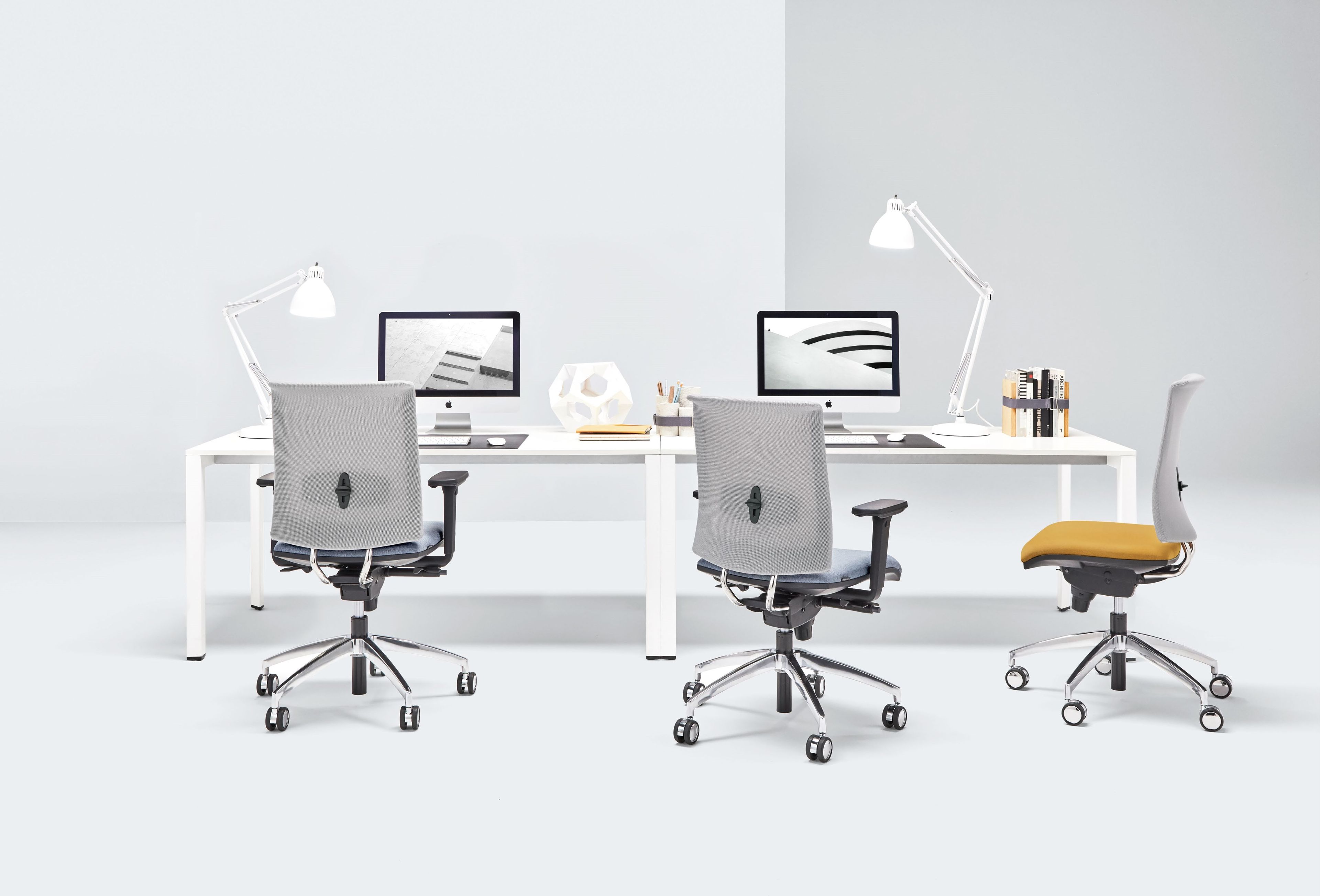 Сетчатое вращающееся офисное кресло с подлокотниками Ares Line Zero7 ARCH-00013101 - Вид №1