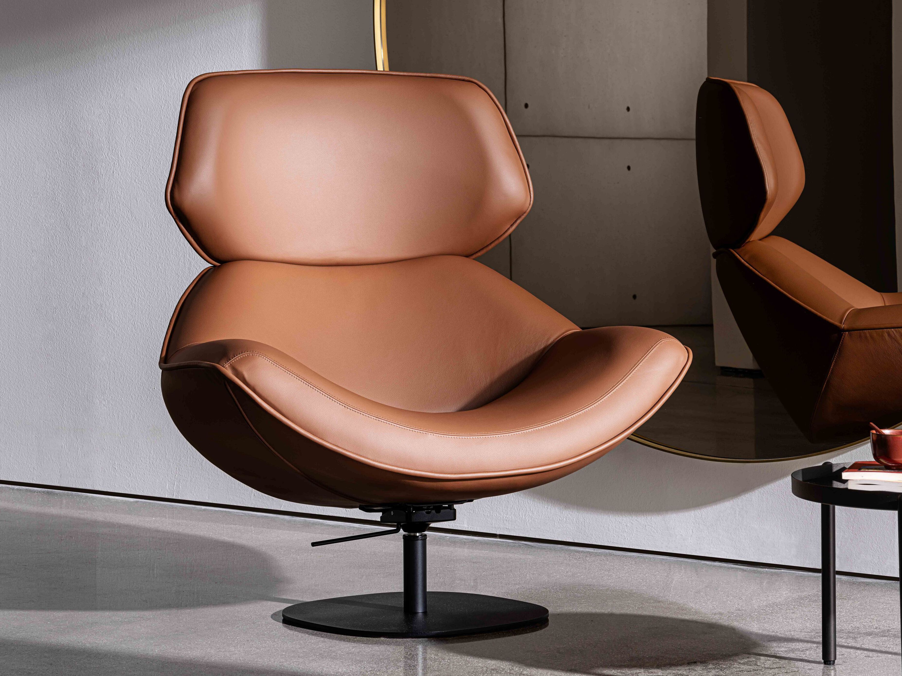 Кожаное вращающееся кресло с подлокотниками и подголовником Sovet Italia ALISIA ARCH-00040799 - Вид №1