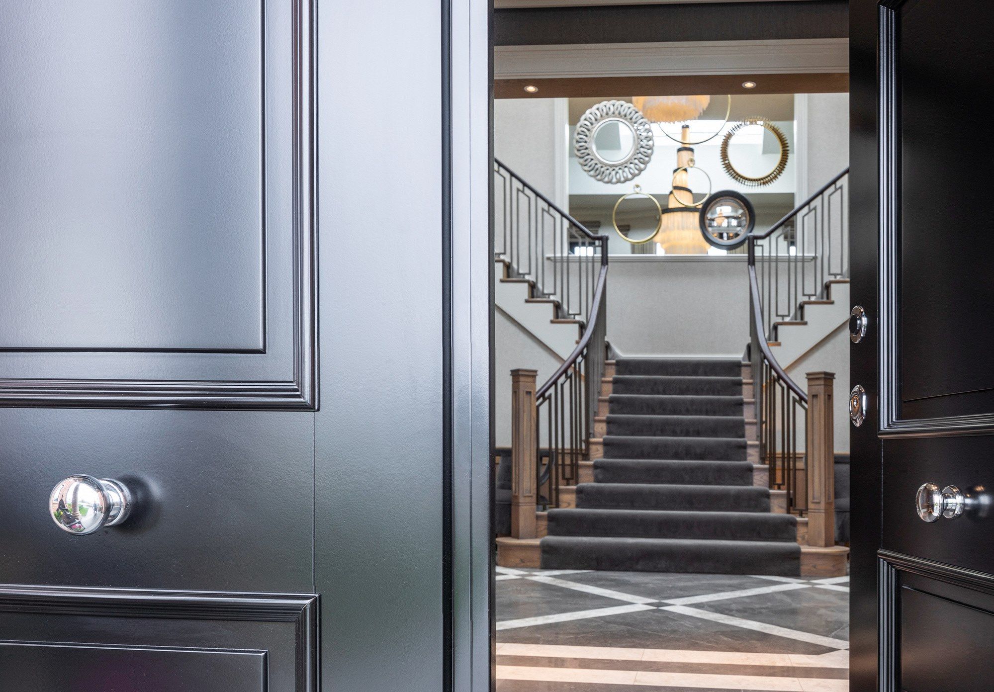 Бронированная входная дверь с открытыми петлями Oikos Evolution ARCH-00101504 - Вид №1