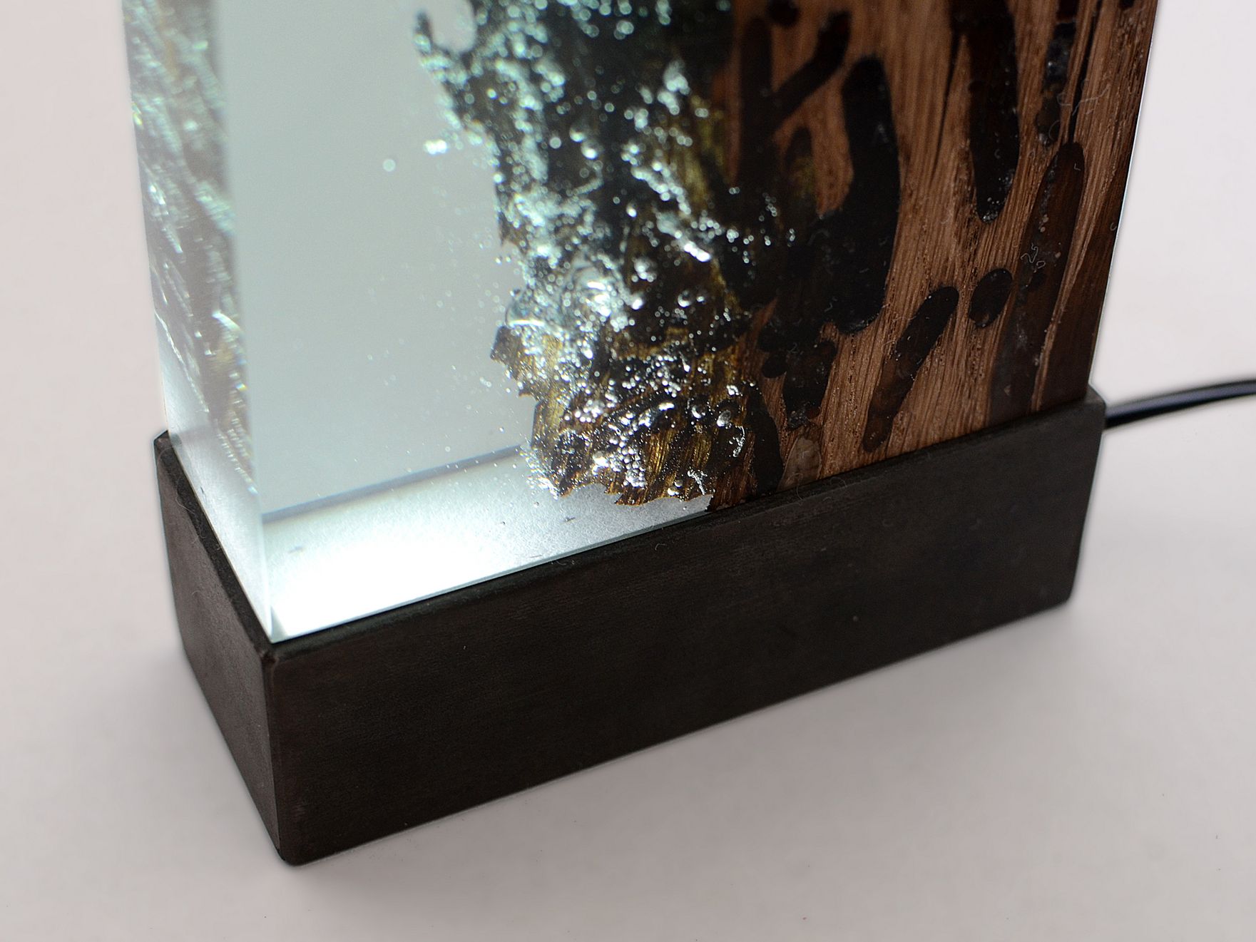 Светодиодная настольная лампа из дуба и смолы alcarol Bricola ARCH-00130784 - Вид №10