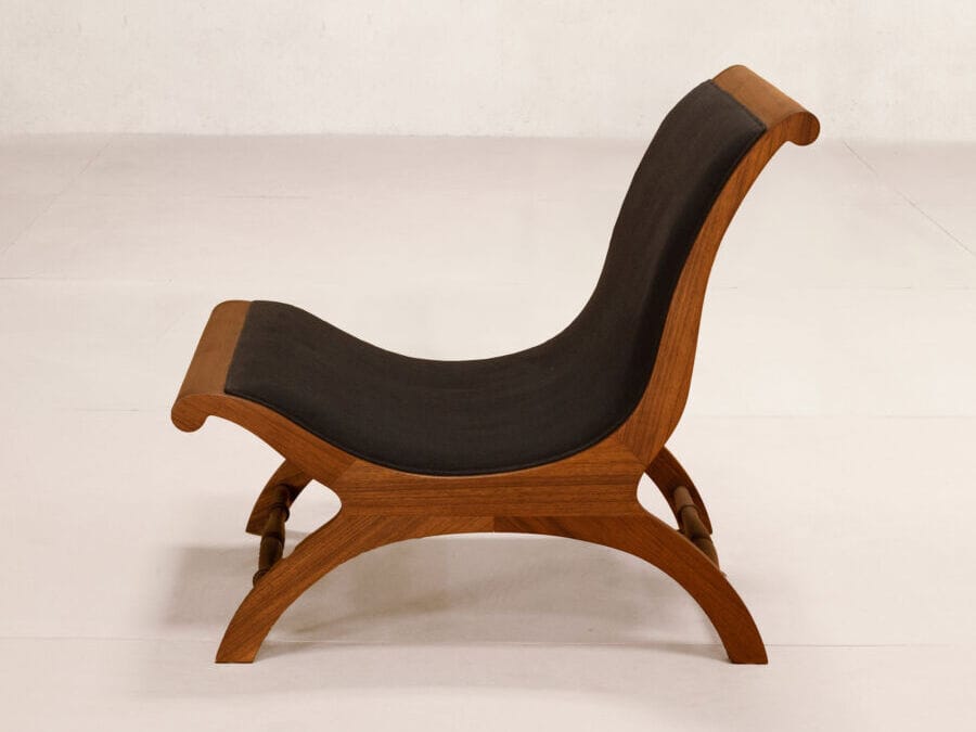 Кресло из тикового дерева без подлокотников с мягким сиденьем Phantom Hands Джеффри Бава ARCH-00011218