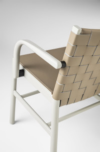 Кожаный стул с подлокотниками