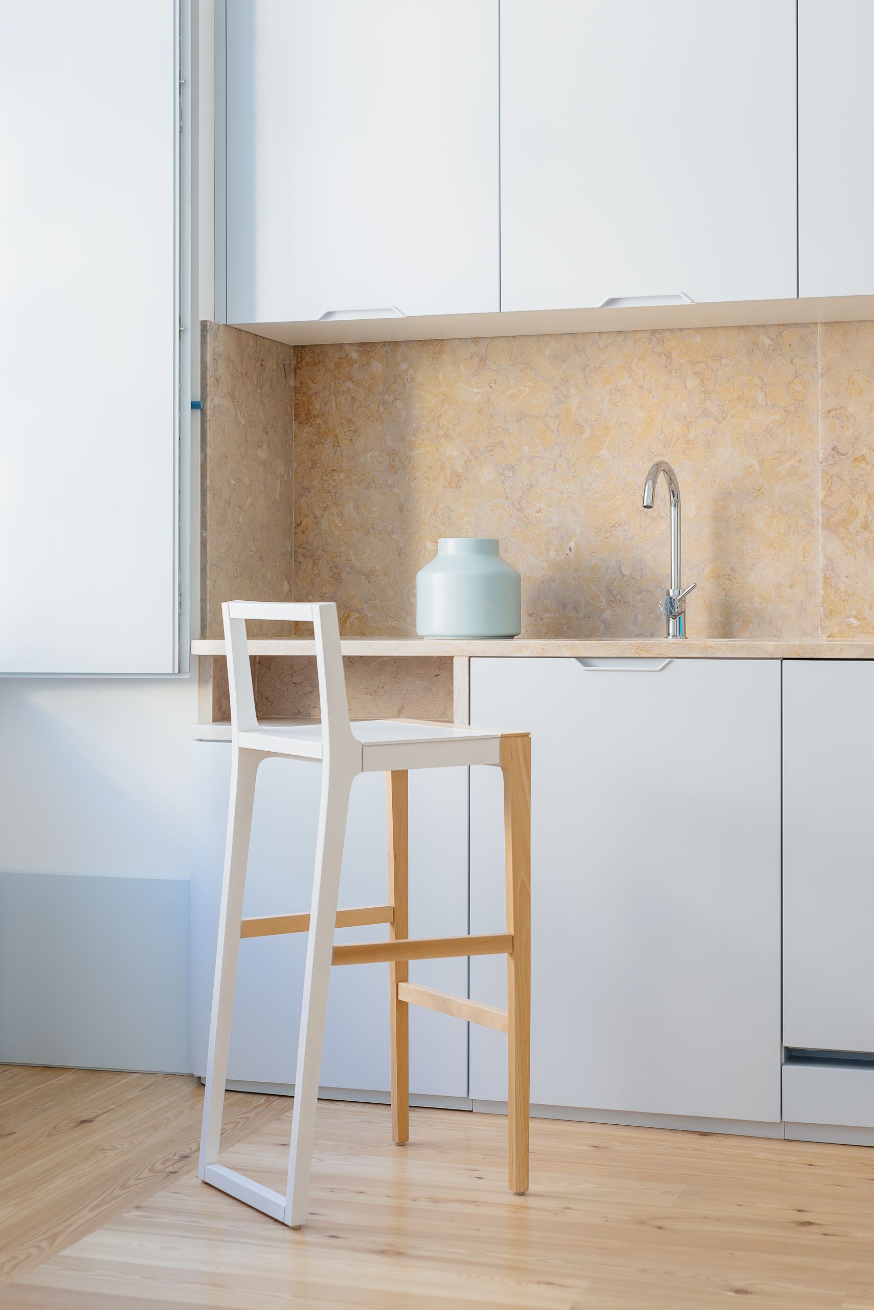 Высокий барный стул из фанеры Branca Lisboa Кожа ARCH-00087834