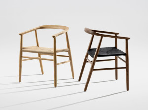 Деревянный стул с подлокотниками