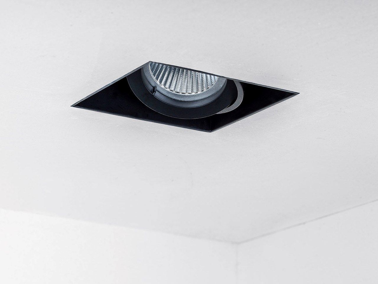 Регулируемый светодиодный прожектор с порошковым покрытием HER TRIM 50 ARCH-00009606 - Вид №1