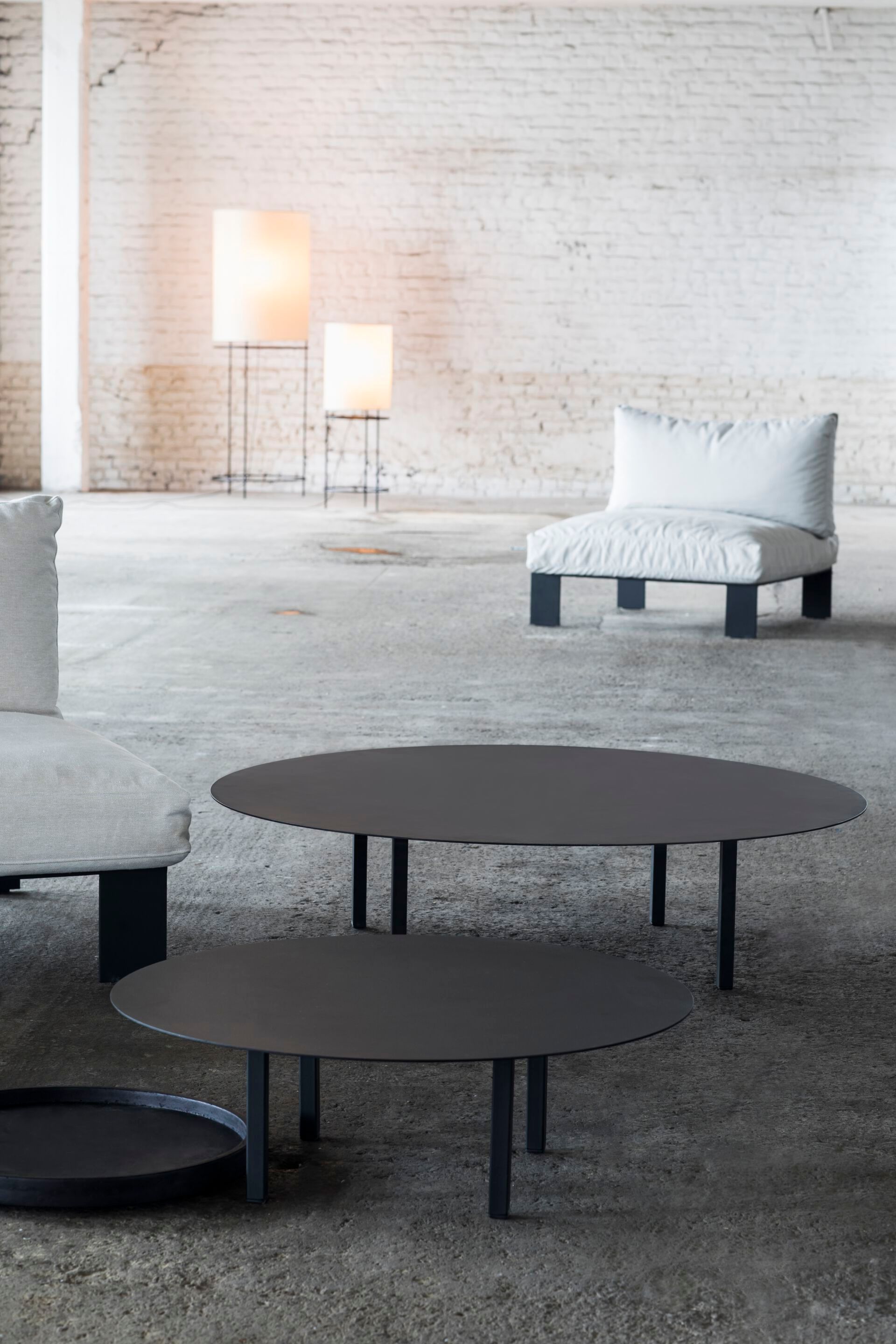 Стальной низкий круглый журнальный столик Serax Bea Mombaers Furniture ARCH-00118090 - Вид №3