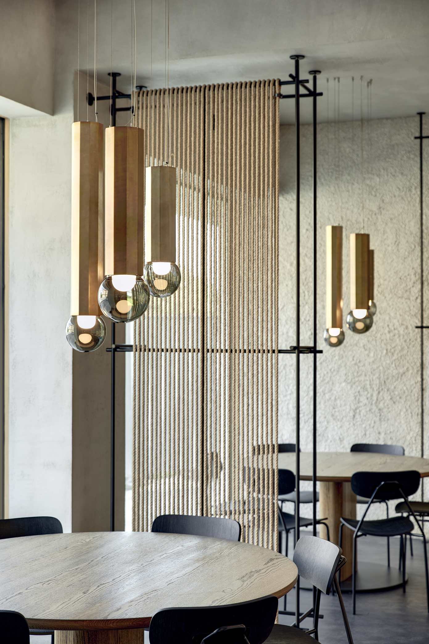 Выдувное стекло и металлический светодиодный подвесной светильник BROKIS Prisma ARCH-00087966 - Вид №9