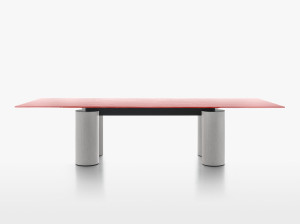 Прямоугольный стеклянный стол с основанием в прохладном