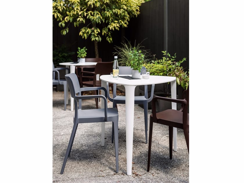 Треугольный стол в HPL Midj Nené ARCH-00097243