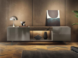 Шкаф из дерева и стекла с распашными дверями