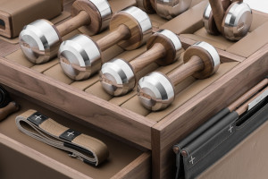 Оборудование для фитнеса из дерева и кожи