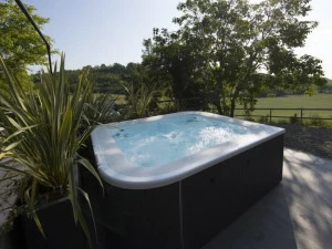 Jacuzzi® Надземная гидромассажная ванна на 7 мест Professional
