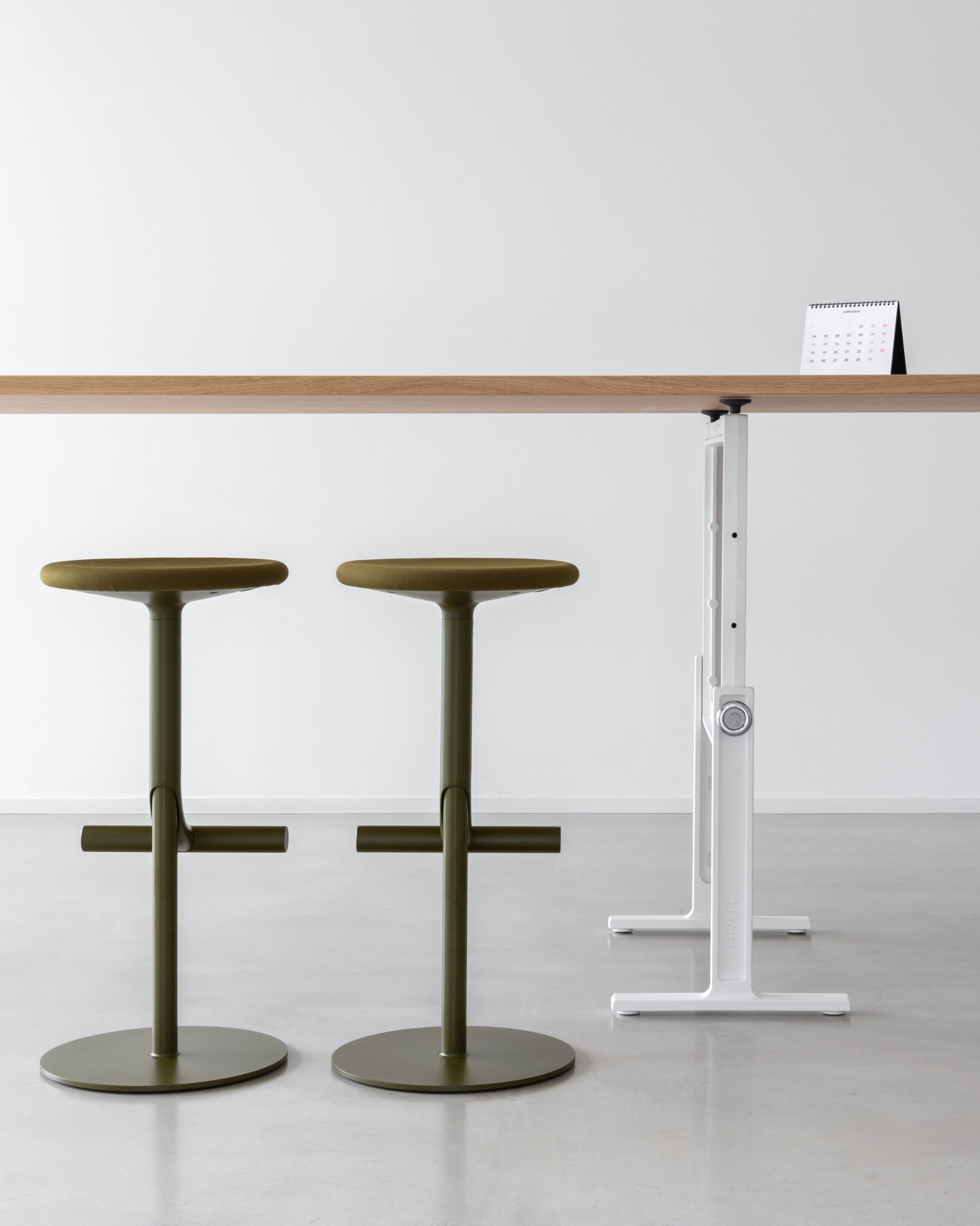 Прямоугольный стол с регулируемой высотой из чугуна Magis Brut ARCH-00141951 - Вид №5