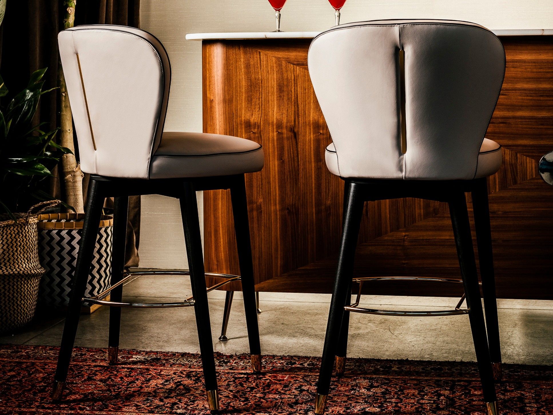 Высокий кожаный поворотный стул BLACK TIE Оливия ARCH-00054150