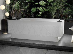 Прямоугольная ванна в центре комнаты с джакузи