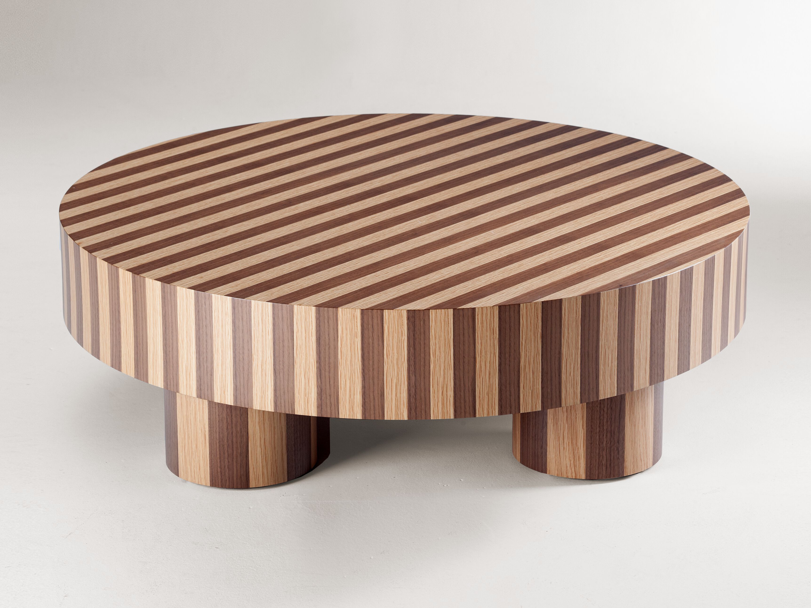 Низкий круглый журнальный столик из дуба и грецкого ореха DOOQ Nusa ARCH-00113669